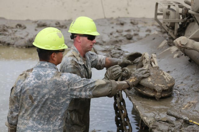 RTS-Maintenance students train in Tracked Vehicle Recovery Course at Fort McCoy