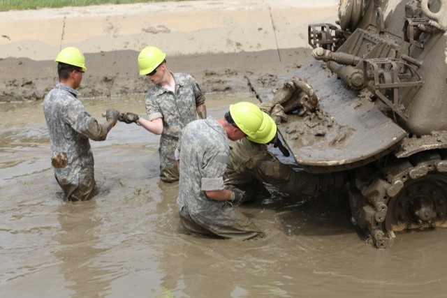 RTS-Maintenance students train in Tracked Vehicle Recovery Course at Fort McCoy