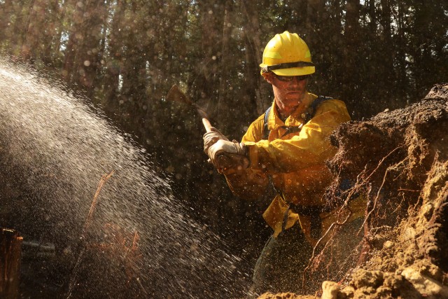Guardsmen attack Sheep Creek fire