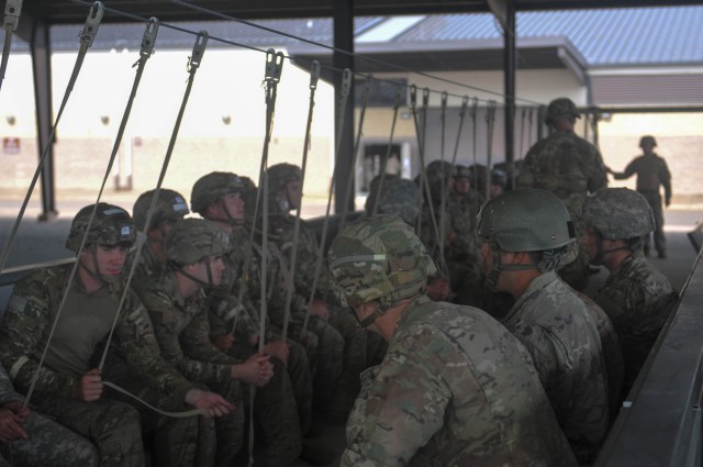 2-505 PIR Paratroopers Train to Conduct Joint Forcible Entry