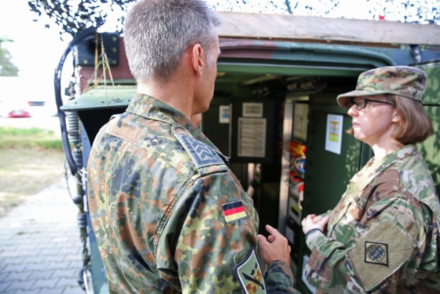 US Soldiers observe German partner unit's signal exercise