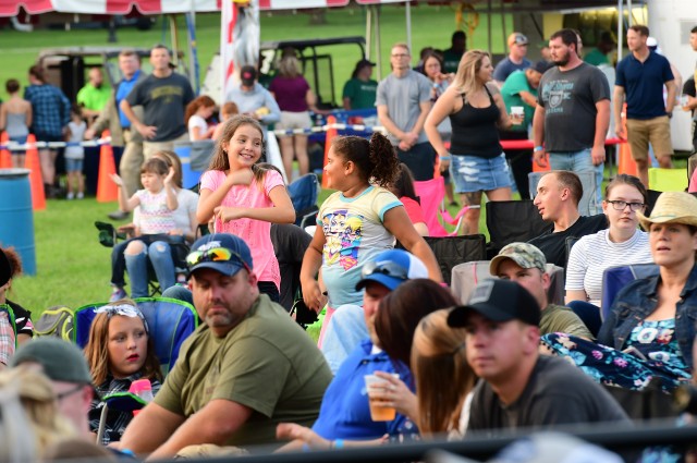 Thousands attend Easton Corbin free Fort Knox centennial concert