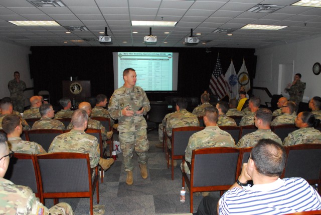 Graham briefs Soldiers and civilians new to command