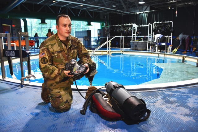 SMDC/ARSTRAT Soldier, Wounded Warrior, reenlists 30 feet underwater