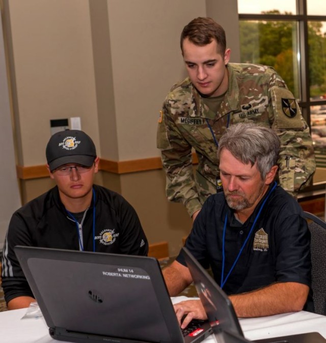Army Cyber holds workshop for local Iowa teens at CornCon
