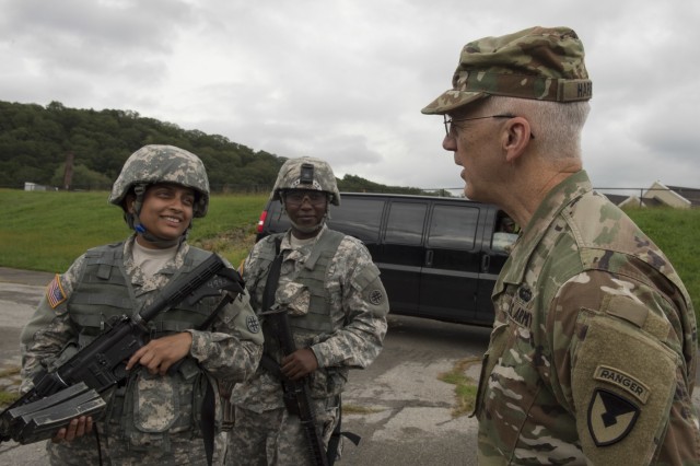 GENERAL OFFICER REVIEWS WEAPONS QUALIFICATION