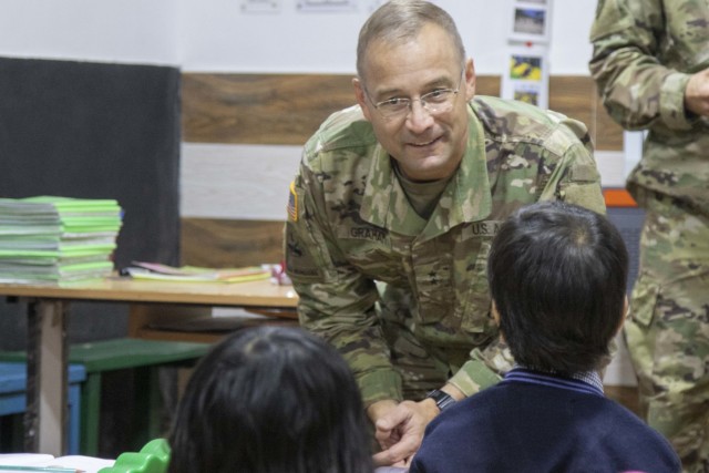 School children meet U.S. Soldiers in India