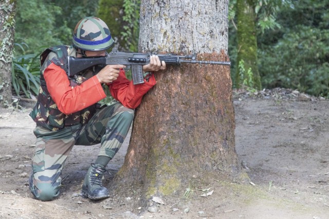 U.S. and Indian soldiers share cordon and search techniques