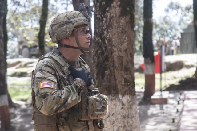 U.S. and Indian soldiers share cordon and search techniques