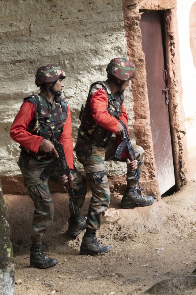 U.S. and Indian soldiers share cordon and search techniques
