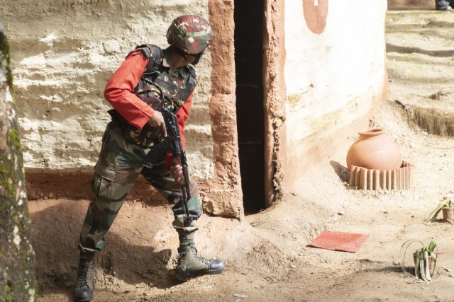 U.S. and Indian soldiers share cordon and search techniques