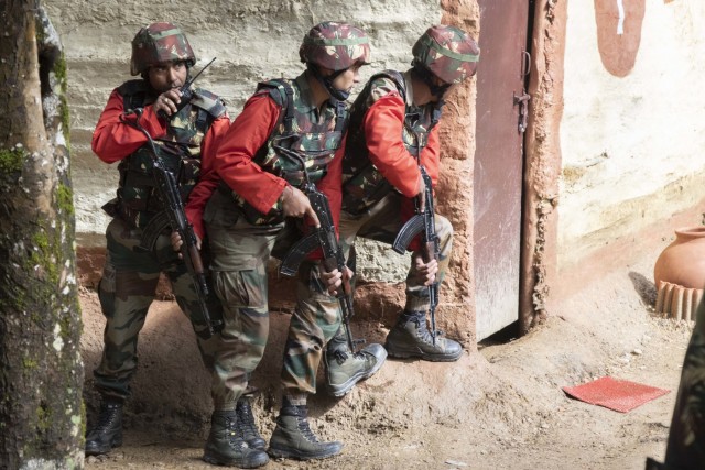 U.S. and Indian soldiers share cordon and search techniques