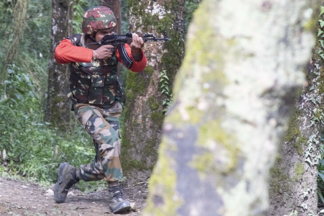 U.S. and Indian soldiers share cordon and search techniques