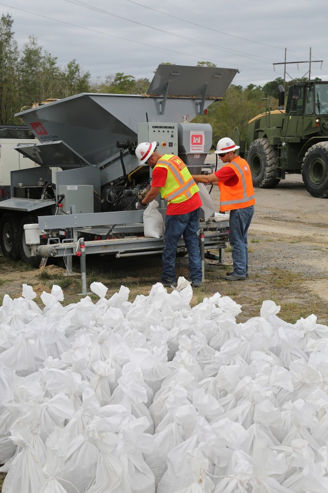 Hydraulic sandbag machine