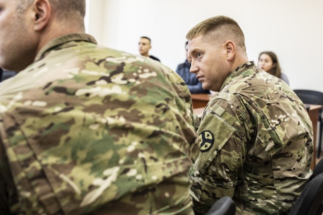 Tennessee National Guardsmen speak with university students