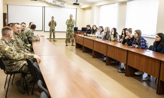 Tennessee National Guardsmen speak with university students