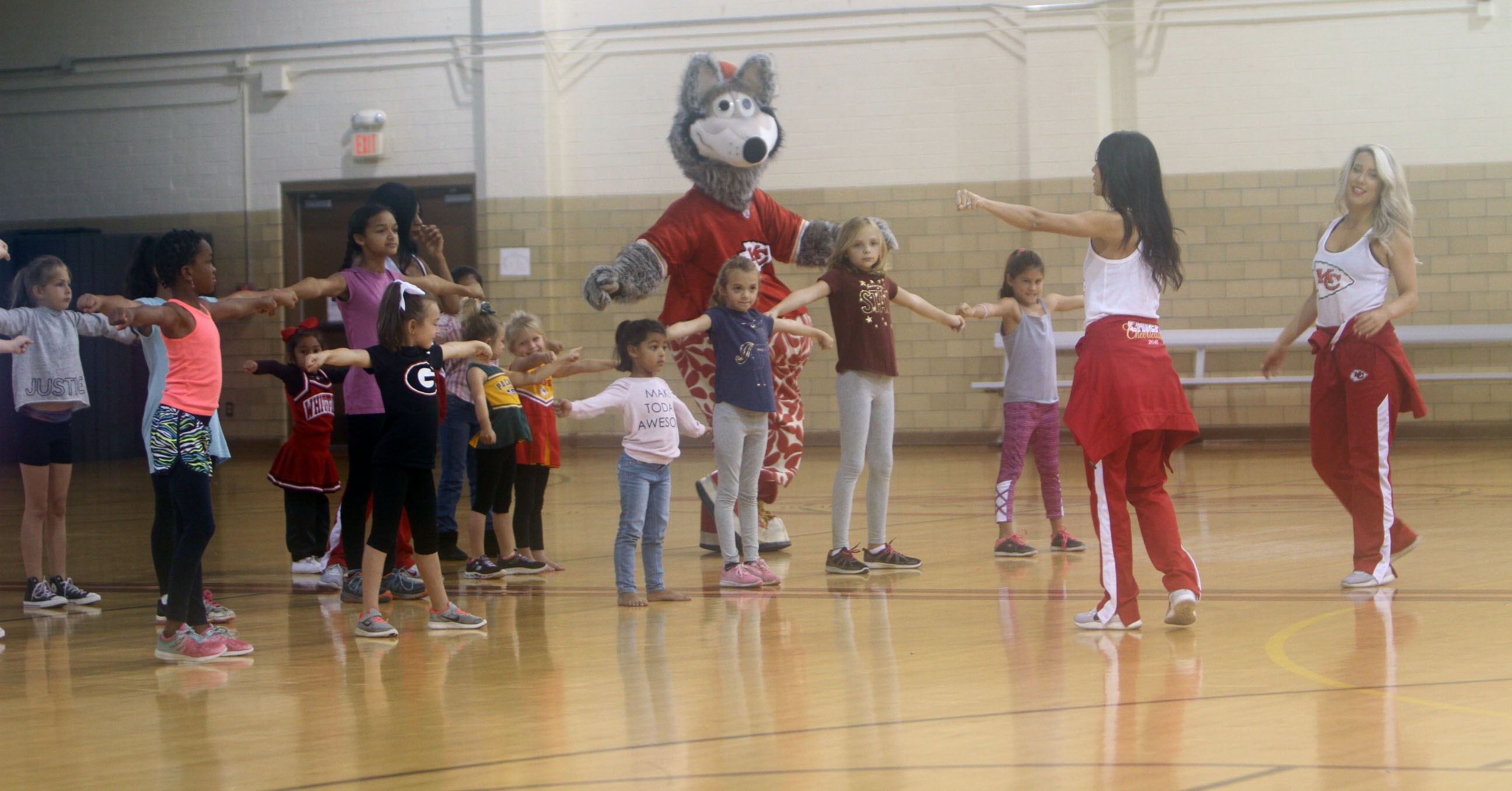 Kansas City Chiefs' cheerleaders visit Fort Sill, Article