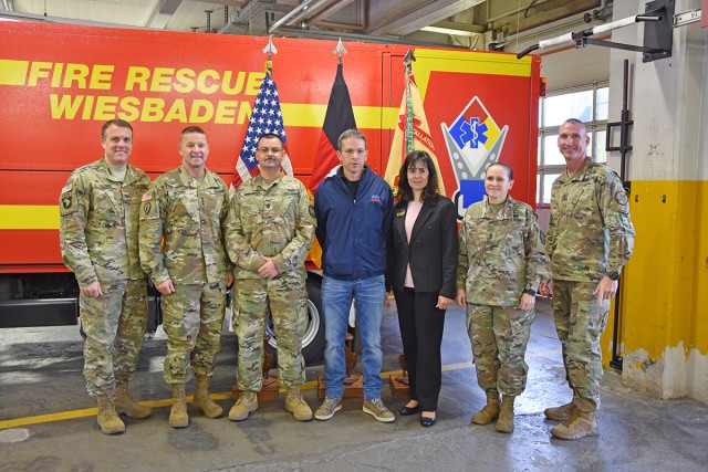IMCOM general presents coins at Clay Kaserne