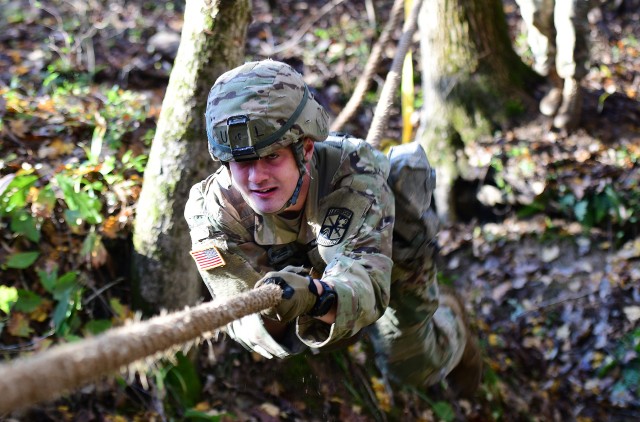 ROTC teams face off at 2018 7th Brigade 'Bold Warrior Challenge'