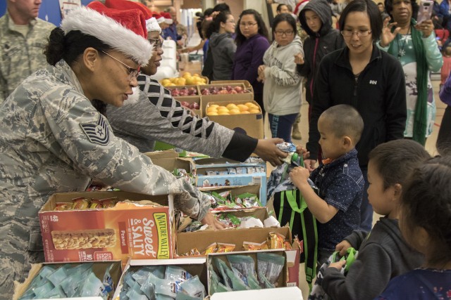 Alaskan village welcomes Santa on his early rounds