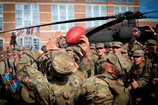 Soldiers catch footballs
