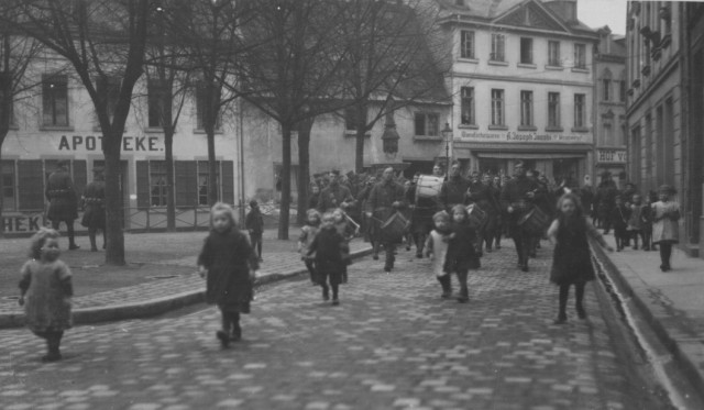 New York troops march into Germany to meet former foes as Army of Occupation