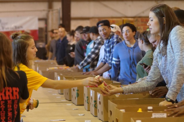 Fort Hood Soldiers support local food drive