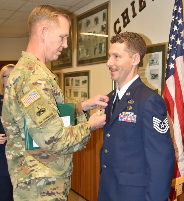 Tech. Sgt. Richard Poynter receives Army Achievement medal