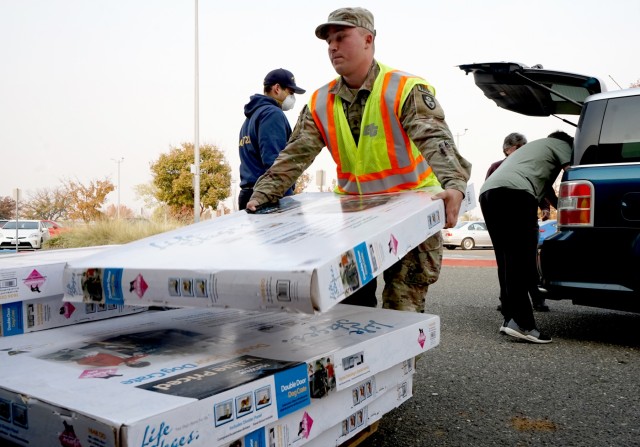 Calif. Guard MPs help Paradise pets, volunteers in shelter