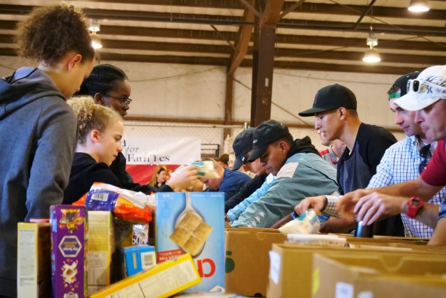 Fort Hood Soldiers support local food drive