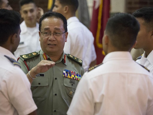 Brig. Gen. Dzulkafli Mustaffa from Malaysia holds a conversation with three West Point 