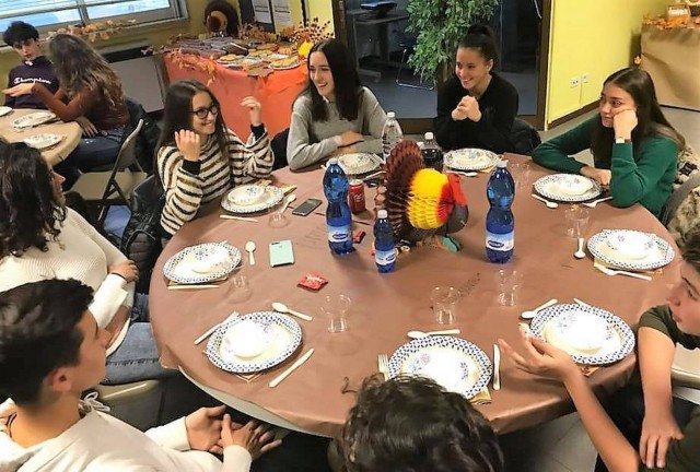 High school hosts Thanksgiving meal for Italian students