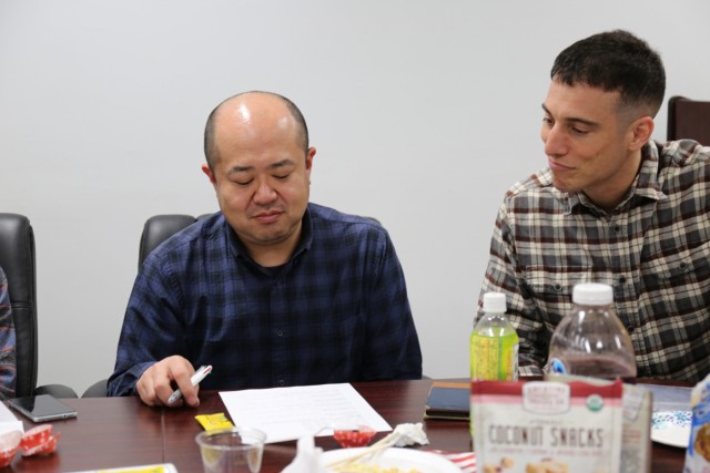 Soldier voluntarily teach English and learn Japanese: win-win opportunity