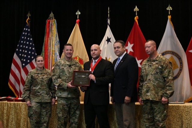 Lt. Gen. Becker presents Stalwart Award