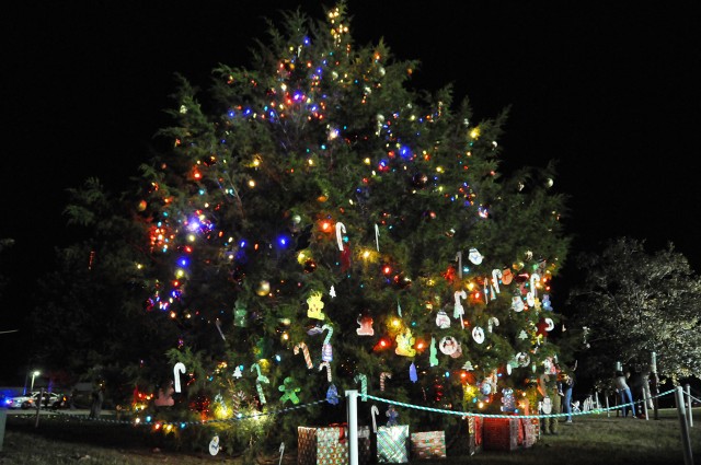 Fort Rucker ushers in holidays with tree lighting, concert