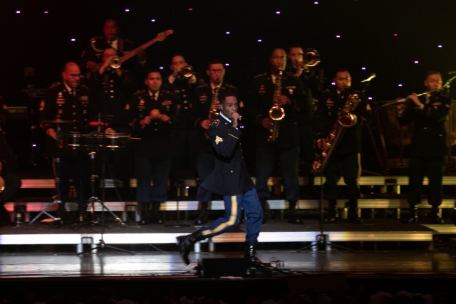 The 82nd Airborne Division Band and Chorus spreads holiday cheer
