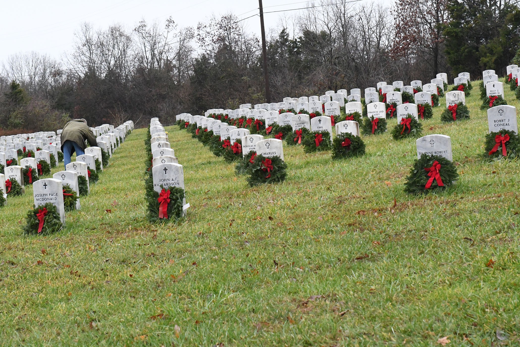 Wreaths Across America, volunteers lay wreaths at Kentucky Veterans ...