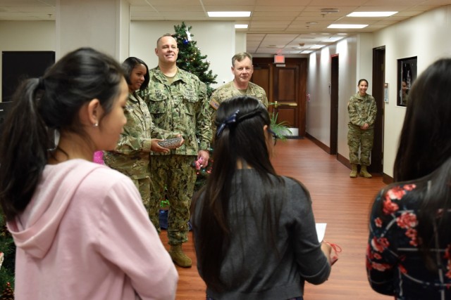 Elementary school helps Tripler celebrate the holidays