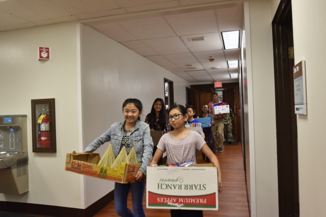 Elementary school helps Tripler celebrate the holidays