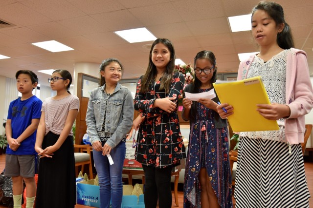 Elementary school helps Tripler celebrate the holidays