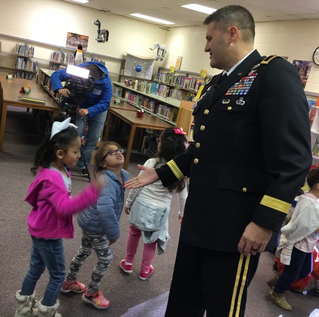 Ft. Hood general reads 'Twas the Night Before Christmas' to Florence, Texas kindergarteners Thursday