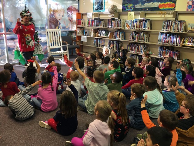 Ft. Hood general reads 'Twas the Night Before Christmas' to Florence, Texas kindergarteners Thursday