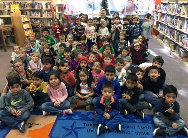 Ft. Hood general reads 'Twas the Night Before Christmas' to Florence, Texas kindergarteners Thursday