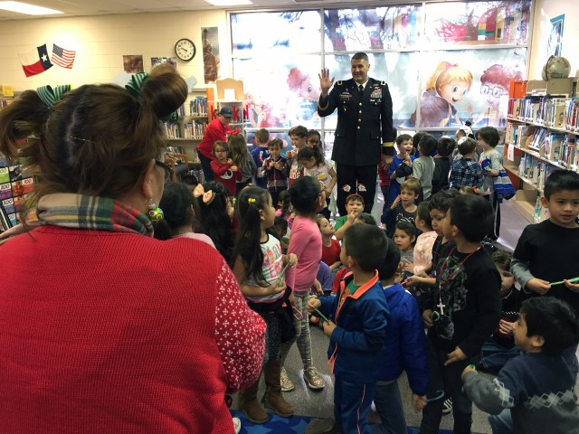Ft. Hood general reads 'Twas the Night Before Christmas' to Florence, Texas kindergarteners Thursday