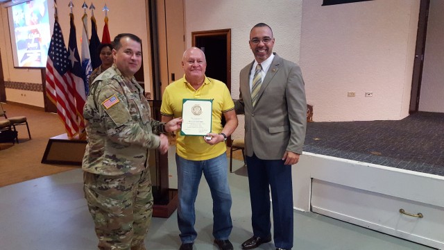 Army Reserve-Puerto Rico employee is recognized for his 40 years of U.S. Government civil service