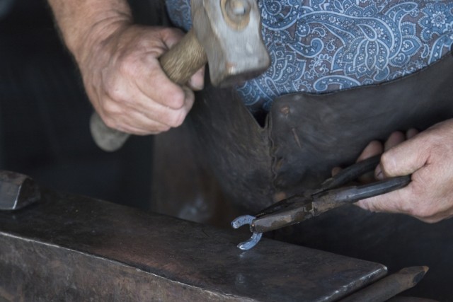 Blacksmith forges small tokens of thanks for USA's heroes