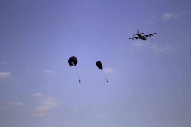 Successful drop: Soldiers test low-cost parachute system