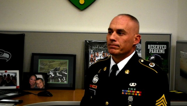 Army recruiter runs towards gunfire, saves mall shooting victims