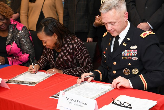 First-of-its-kind agreement signed by USACE and MWRD to complete vital infrastructure project