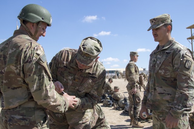 Mississippi Army National Guard medic advises Soldiers at Air Assault school